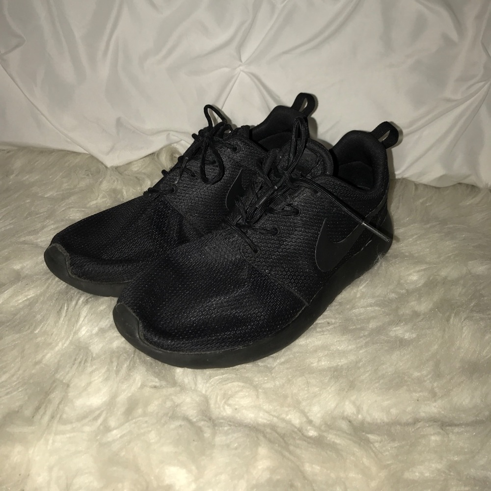 All black nike roshe